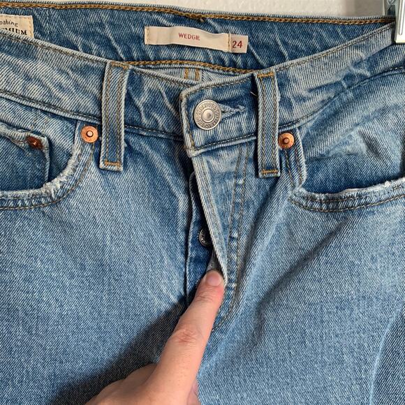 Levi's Wedgie Light Wash Raw Hem Skinny Jeans - Picture 3 of 7